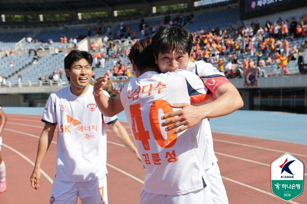 Jeju SK's Nam Tae-hee (right) celebrates after scoring the first goal of the second half in the Hana Bank K League 1 2026 Round 12 away match against BucheonFC at Bucheon Sports Complex on the 5th. /Photo=Korea Professional Football League