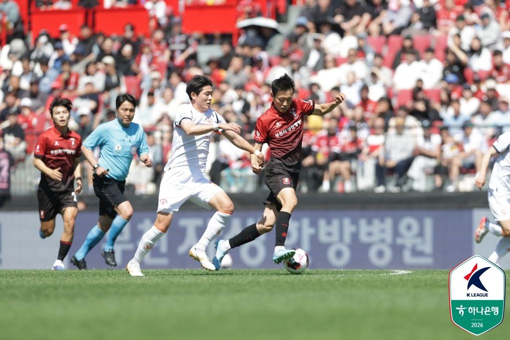 Bucheon's Kim Jong-woo (right) and Jeju's Jang Min-gyu compete for the ball during the Hana Bank K League 1 2026 Round 12 match between BucheonFC and Jeju SK at Bucheon Sports Complex on the 5th. /Photo=Korea Professional Football League