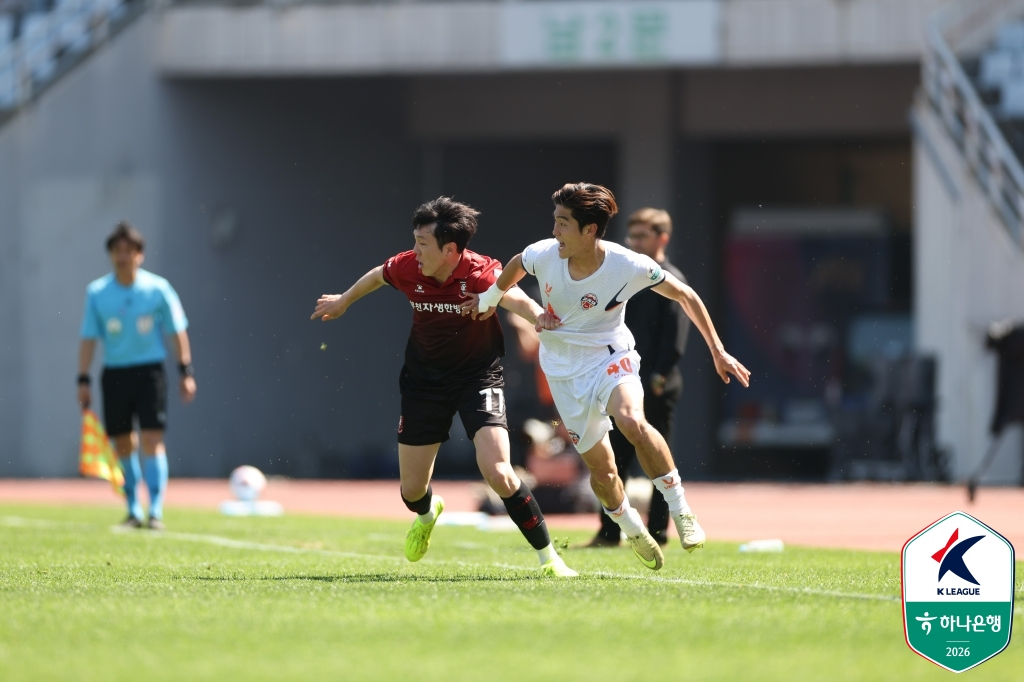 Bucheon's Shin Jae-won (left) and Jeju's Kim Roon-seong compete for the ball during the Hana Bank K League 1 2026 Round 12 match between BucheonFC and Jeju SK at Bucheon Sports Complex on the 5th. /Photo=Korea Professional Football League