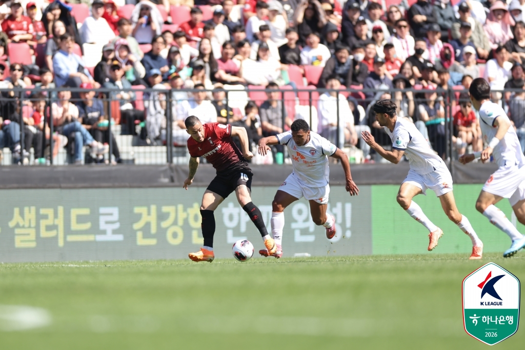Bucheon's Vasani (left) and Jeju's Negueba compete for the ball during the Hana Bank K League 1 2026 Round 12 match between BucheonFC and Jeju SK at Bucheon Sports Complex on the 5th. /Photo=Korea Professional Football League