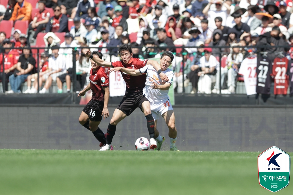 Jeju's Kwon Chang-hoon (right) and Bucheon's Kim Sang-jun engage in a fierce physical battle during the Hana Bank K League 1 2026 Round 12 match between BucheonFC and Jeju SK at Bucheon Sports Complex on the 5th. /Photo=Korea Professional Football League