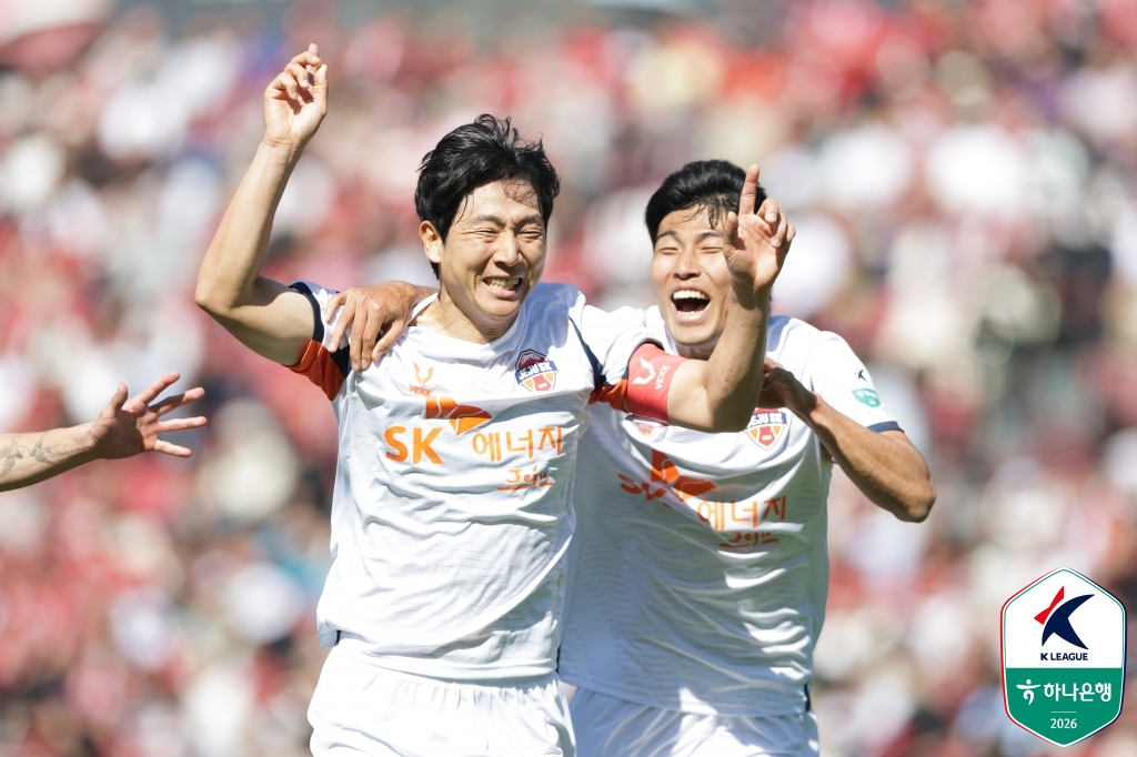 Jeju SK's Nam Tae-hee (left) celebrates after scoring the first goal of the second half in the Hana Bank K League 1 2026 Round 12 away match against BucheonFC at Bucheon Sports Complex on the 5th. /Photo=Korea Professional Football League