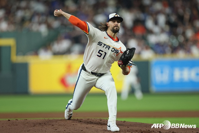 Houston Astros pitcher Ryan Weiss took the mound as the starter in a home game against the Los Angeles Dodgers on the 5th. /AFPBBNews=NEWS1