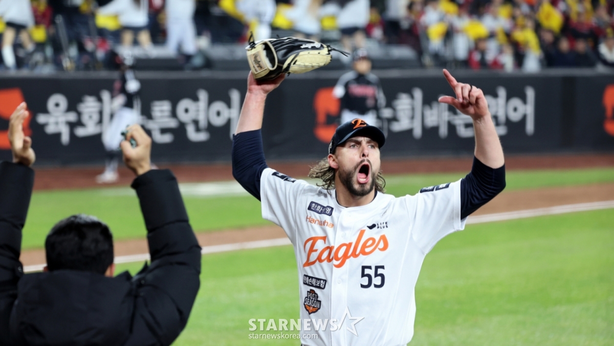 Weiss is seen encouraging the crowd during the fourth game of the Korean Series against the LG Twins on October 30 last year, when he was replaced in the eighth inning. /Photo=Senior reporter Kang Young-jo