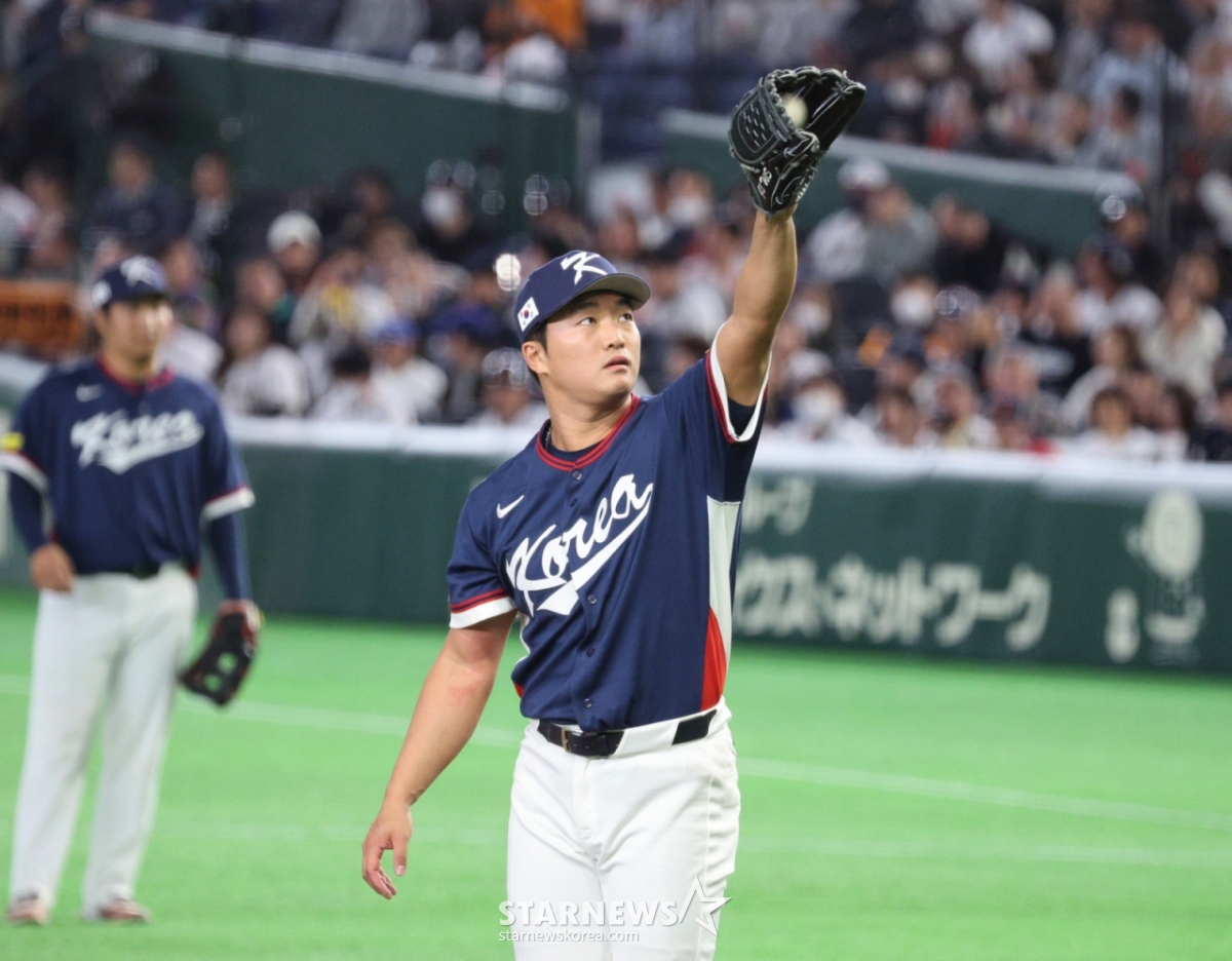 Korean right-handed pitcher Ko Woo-seok appeared in the bottom of the 6th inning during the 2026 WBC Tokyo Pool match between South Korea and Japan at Tokyo Dome on the 7th, securing a scoreless inning. 2026.03.07. /Photo=Senior reporter Kang Young-jo