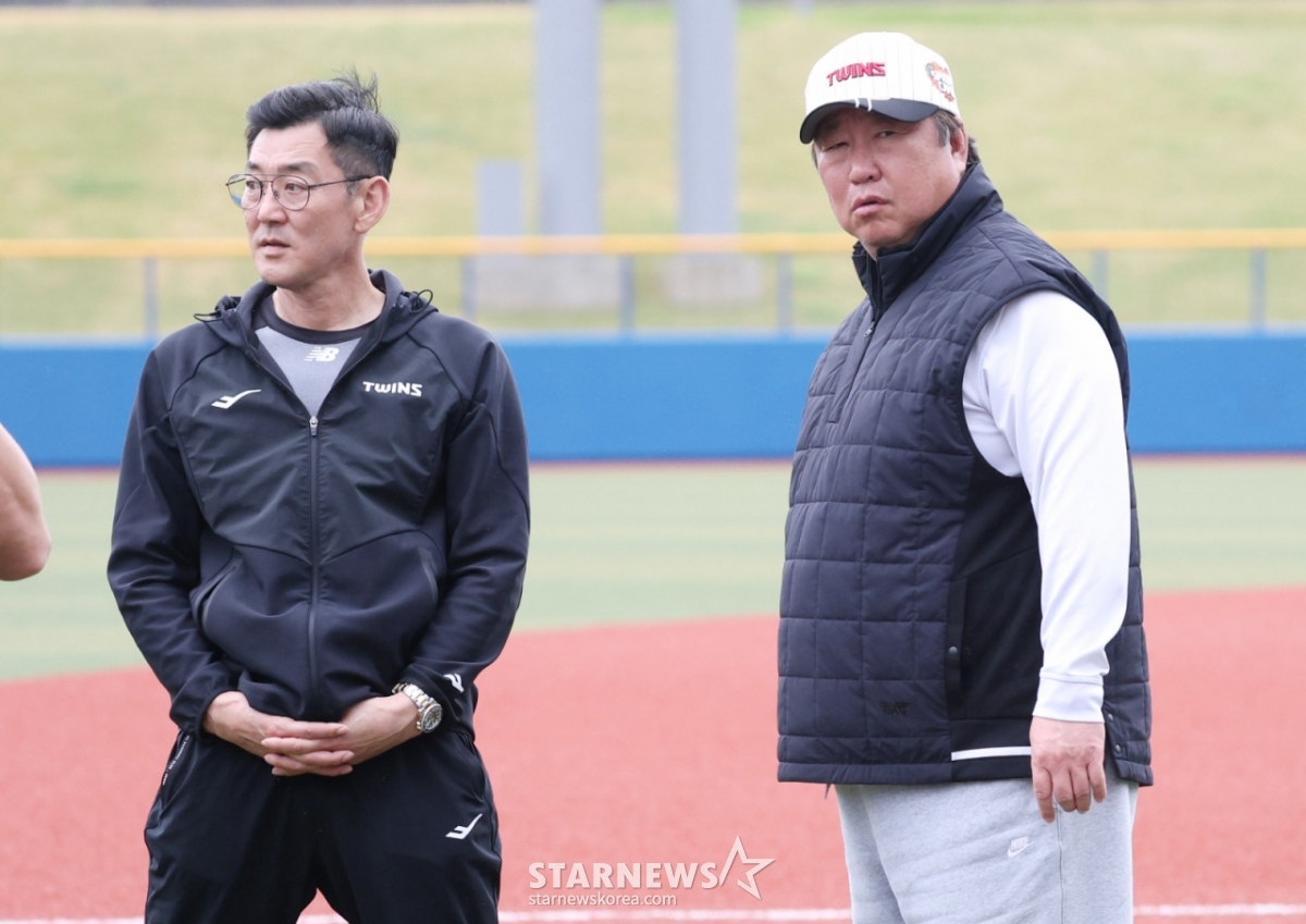 LG Twins held spring camp schedule at Kadena Baseball Field in Okinawa Prefecture, Japan, on the 27th. Manager Cha Myeong-seok (right) is seen reviewing the schedule while conversing with Strength Coordinator Seo Yong-bin. /Photo=Chief correspondent Kim Jin-kyung