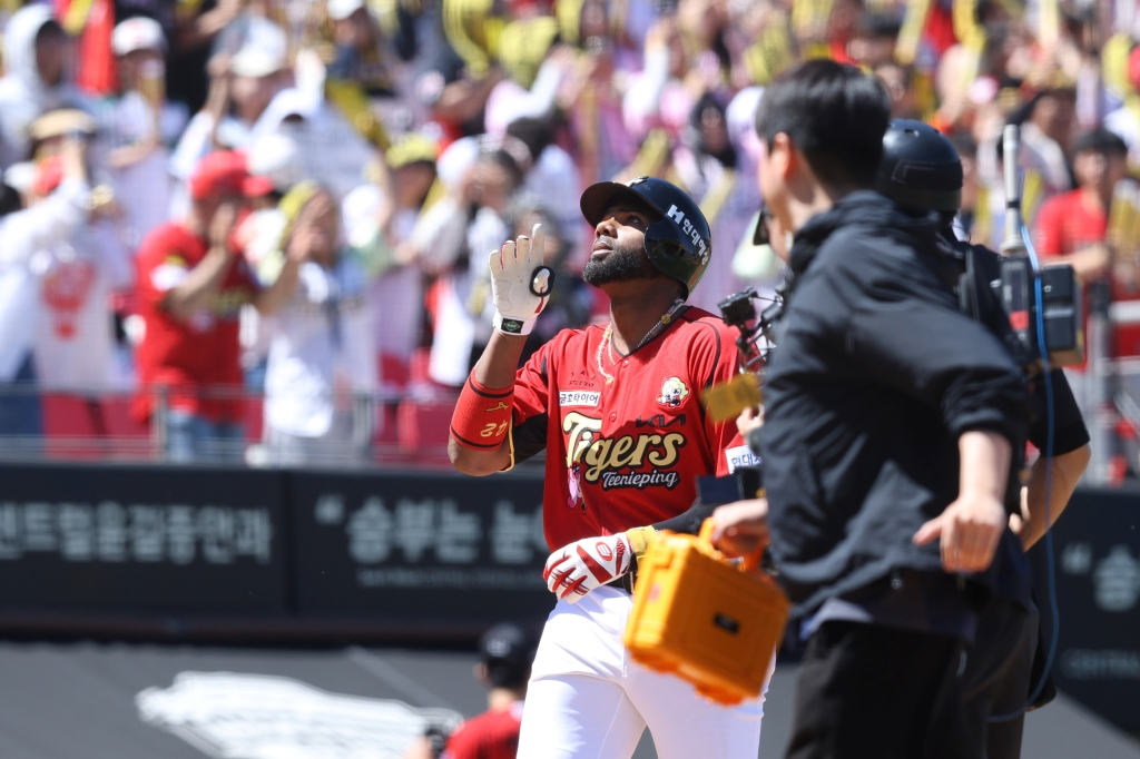 KIA Tigers' replacement foreign hitter Adellin Rodriguez (35) is seen running around the field after hitting a three-run homer from his first at-bat in the first inning during the regular-season home game against Hanwha Eagles at Gwangju-KIA Champions Field on the 5th. /Photo=KIA Tigers