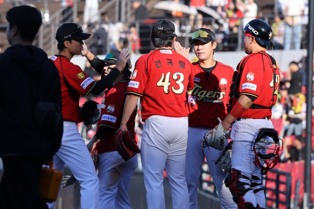 KIAタイガースの選手たちが5日、ハンファ·イーグルスとのホーム試合で勝利した後、喜んでいる。 /写真=KIAタイガース提供