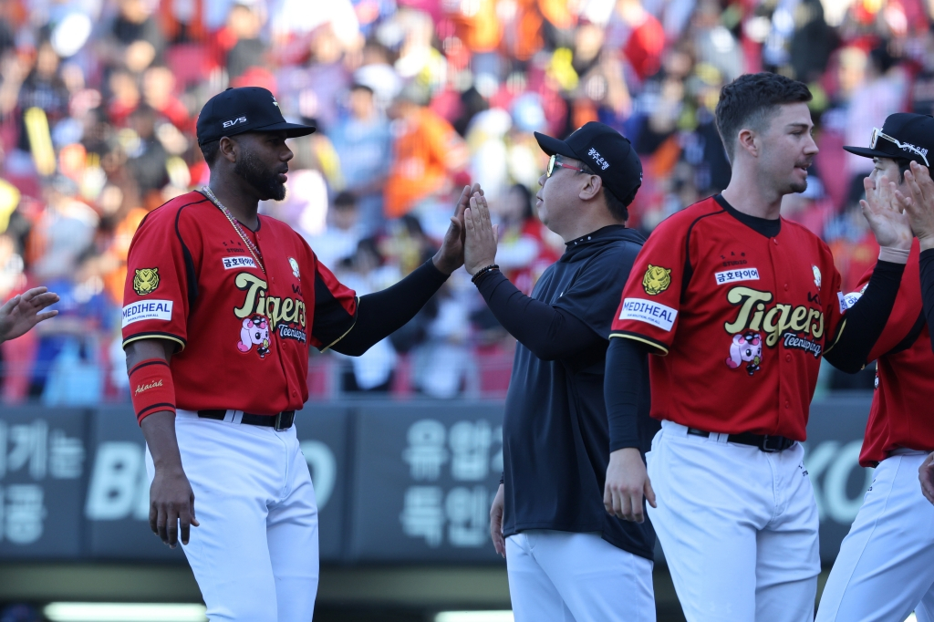 KIAタイガースの選手たちが5日、ハンファ·イーグルスとのホーム試合で勝利した後、喜んでいる。 /写真=KIAタイガース提供