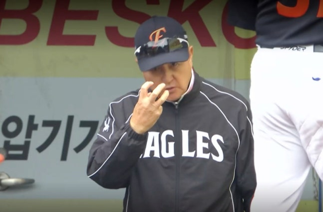 Hanwha Eagles Coach Kim Kyung-moon is seen covering his eyes toward Moon Hyun-bin in the 3rd inning during the game between Samsung Lions and Hanwha Eagles held at Daegu Samsung Lions Park on the 3rd. /Photo=TVING broadcast screenshot