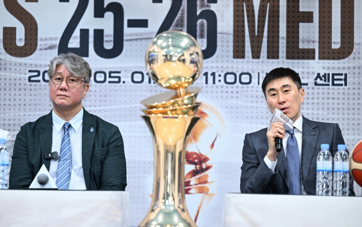 Son Chang-hwan (trái) huấn luyện viên Goyang Sono và Lee Sang-min huấn luyện viên Busan KCC. /Ảnh = Cung cấp KBL