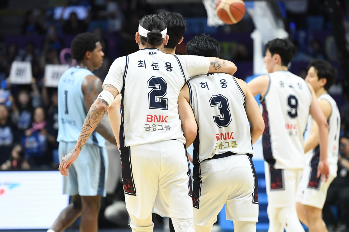 Чхве Джун Ён (№ 2) обнимает шею Хо Уна. /Фото = Предоставлено KBL.