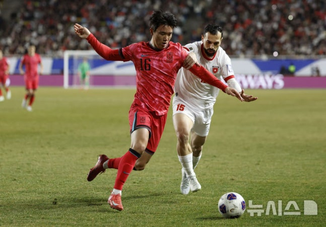 2025年3月、2026国際サッカー連盟（FIFA）北中米ワールドカップ（W杯）アジア地域3次予選試合中、ヤン·ヒョンジュン（左）がドリブル突破を試みている。 /写真=ニューシス