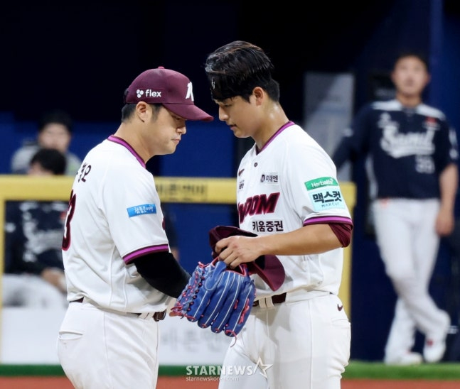 3日の斗山ベアーズ戦でマウンドから降りるパク·ジュンヒョンの姿。/写真=カン·ヨンジョ先任記者