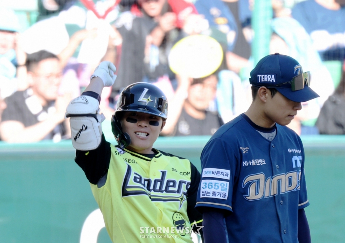 SSG Landers' Jung Jun-jae celebrates after hitting a tying three-run triple in the bottom of the 9th inning with two outs and a runner on third base during a 2026 Shinhan SOL KBO League home game against NC Dinos at Incheon SSG Landers Field on the 5th. /Photo=Senior reporter Kang Young-jo