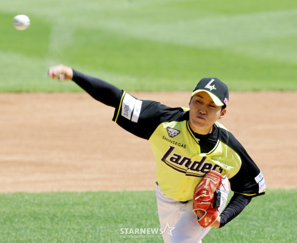 SSG Landers' Choi Min-jun makes his starting pitching appearance against NC Dinos in a 2026 Shinhan SOL KBO League home game at Incheon SSG Landers Field on the 5th. /Photo=Senior reporter Kang Young-jo