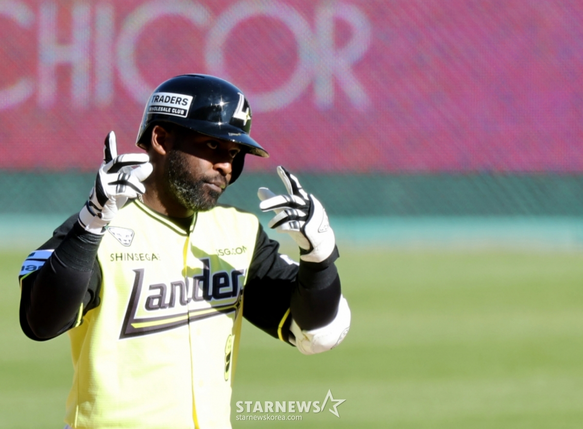 SSG Landers' Guillermo Heredia celebrates after hitting a two-run double in the bottom of the 8th inning during a 2026 Shinhan SOL KBO League home game against NC Dinos at Incheon SSG Landers Field on the 5th. /Photo=Senior reporter Kang Young-jo