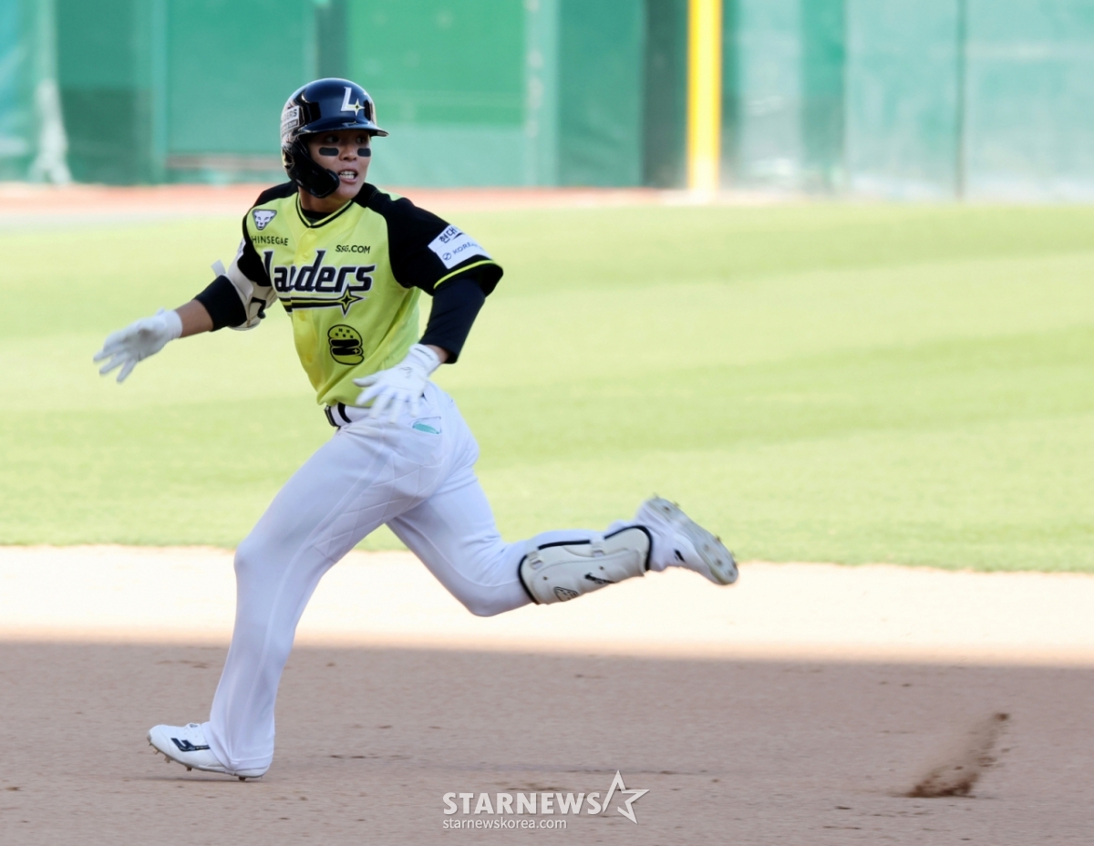 SSG Landers' Jung Jun-jae advances to third base after hitting a one-run tying hit in the bottom of the 9th inning during a 2026 Shinhan SOL KBO League home game against NC Dinos at Incheon SSG Landers Field on the 5th. /Photo=Senior reporter Kang Young-jo