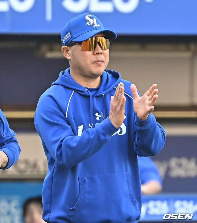 Samsung Lions manager Park Jin-man celebrates after the game against Kiwoom Heroes on the 5th.