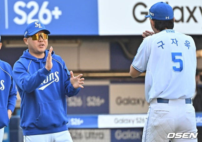 Samsung Lions manager Park Jin-man (left) is seen exchanging a high-five with Gu Ja-wook and Haifa Eevee.