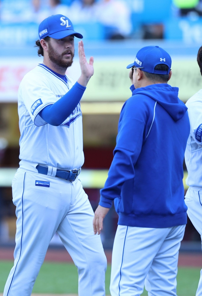 Immediately after the game on the 5th, Jack Auclair (left) and manager Park Jin-man are seen exchanging a high-five. /Photo=Samsung Lions