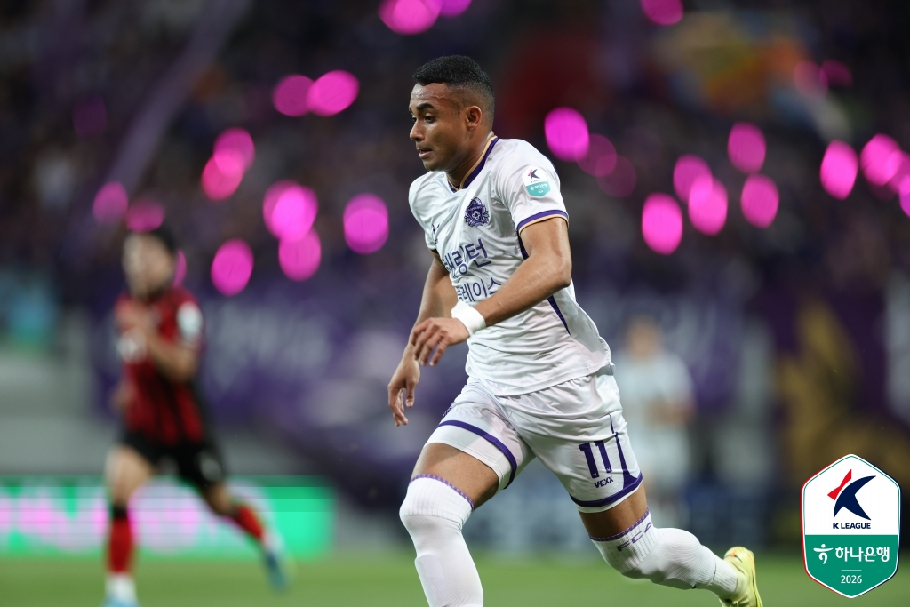 Tiền đạo Ayton của FC Anyang. /Ảnh = Liên đoàn bóng đá chuyên nghiệp Hàn Quốc cung cấp