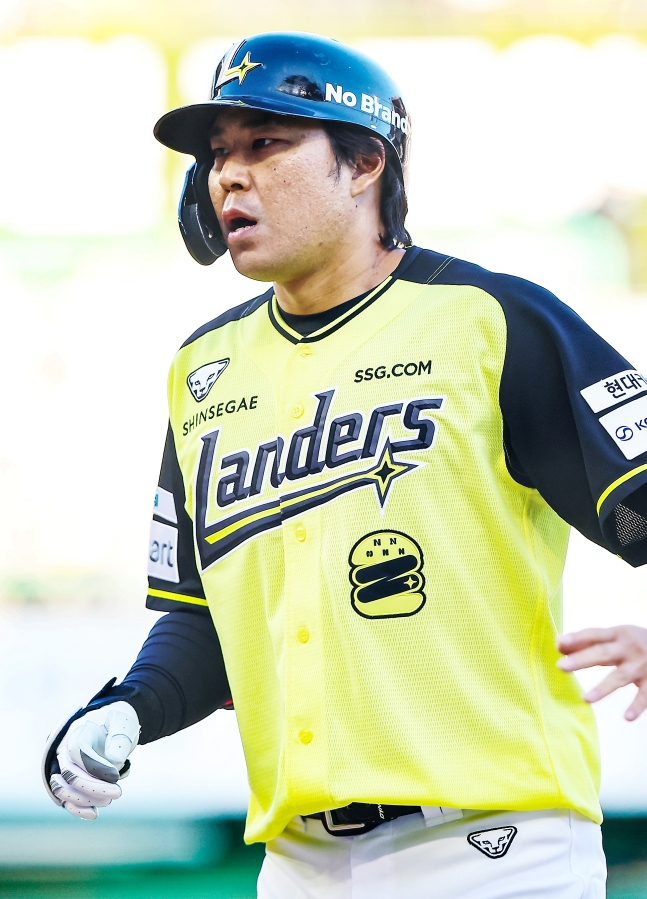 SSGランダースのハン·ユソムが5日、仁川SSGランダースフィールドで行われた2026新韓SOLKBOリーグNCダイノスとホーム試合で安打を放っている。 /写真=SSGランダース提供