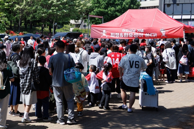 5日，在NC Dinos比赛前夕举行的"儿童节纪念崔正&amp;韩友岛请客"上，为了收到礼物排起了长队的粉丝们。 =照片=SSG兰德斯提供。