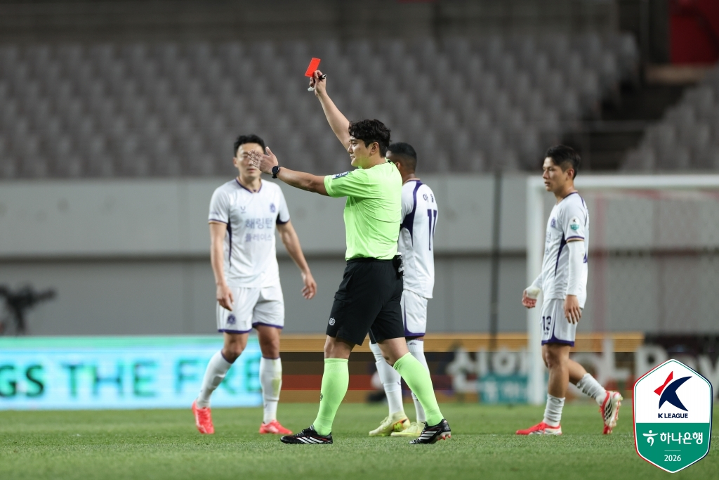 The referee showing a red card to Yazan. /Photo=Korea Professional Football League