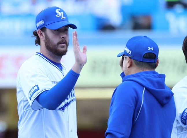 Jack O'Clune (left) and manager Park Jin-man share a high-five. /Photo=Samsung Lions