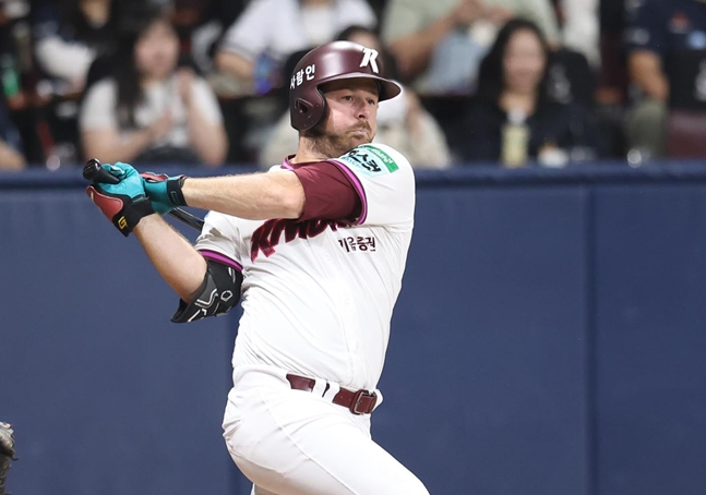Brooks at bat. /Photo=Kiwoom Heroes