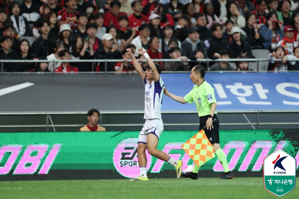Kim Kang is seen making a provocative gesture toward Seoul supporters. /Photo=Korea Professional Football League