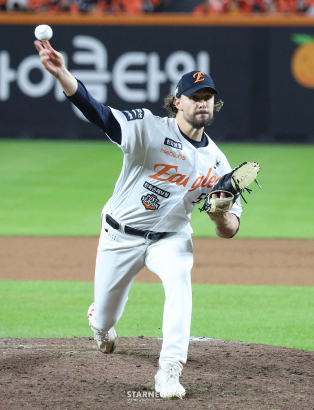 Weiss pitching in relief during the fifth game of the playoffs against Samsung Lions in October last year. /Photo=Chief correspondent Kim Jin-kyung
