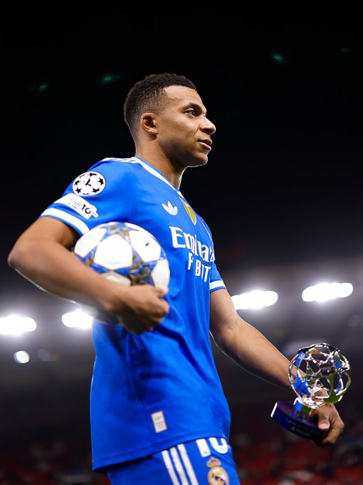 Kylian Mbappé collects a match ball after scoring a hat-trick in the 2025–2026 Champions League League Phase Round 5 match held at KARAiskakis Stadium in Piraeus, Greece. /Photo=Real Madrid official social networking service (SNS)
