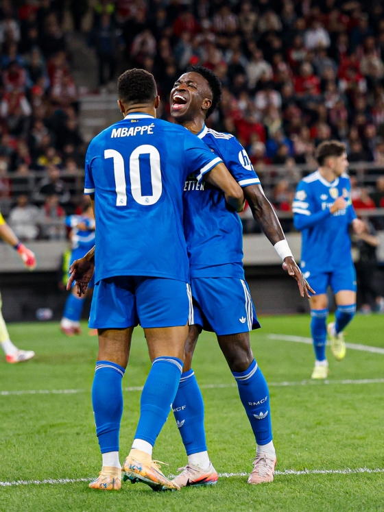 Vinícius Júnior (right) embraces Kylian Mbappé during the 2025–2026 Champions League League Phase Round 5 match held at KARAiskakis Stadium in Piraeus, Greece. /Photo=Real Madrid official social networking service (SNS)