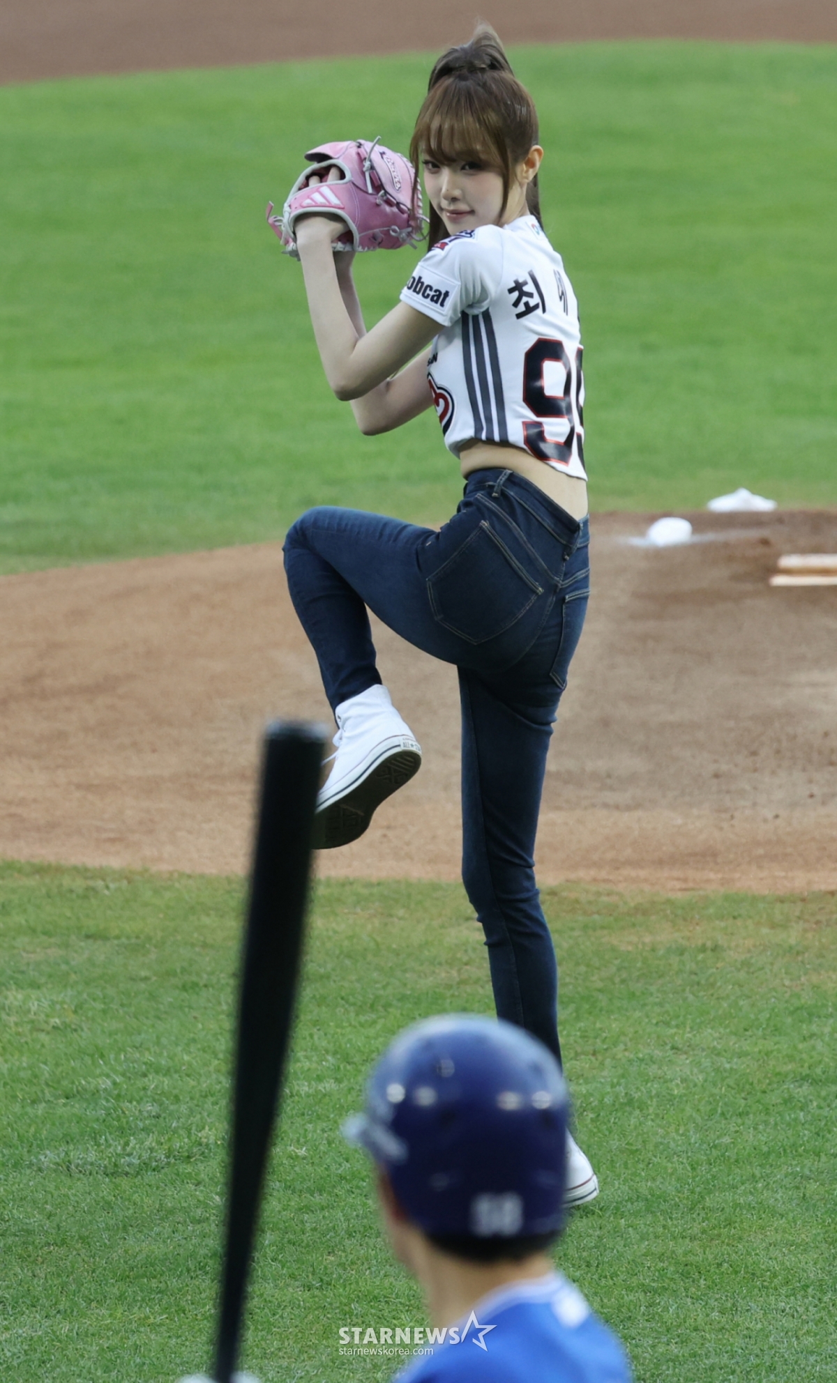 Матч Doosan Bears против Samsung Lions в лиге SOL KBO 2026 состоялся 28-го числа на бейсбольном стадионе Джамсиль в Сеуле.  Певица Чхве Йена (YENA) пишет стихи о победе над Дусаном.  Чхве Йена, дебютировавшая в качестве члена группы IZ*ONE, очень любит "икона поколения MZ", демонстрируя уникальную концепцию и выступление в качестве сольного артиста. Заглавный трек «Catch Catch» недавно выпущенного мини-альбома «LOVE CATCHER» поднялся на национальные и международные чарты, укрепив свою позицию в качестве глобальной звезды. /Фото = Ким Джин Кён.jinkyung@