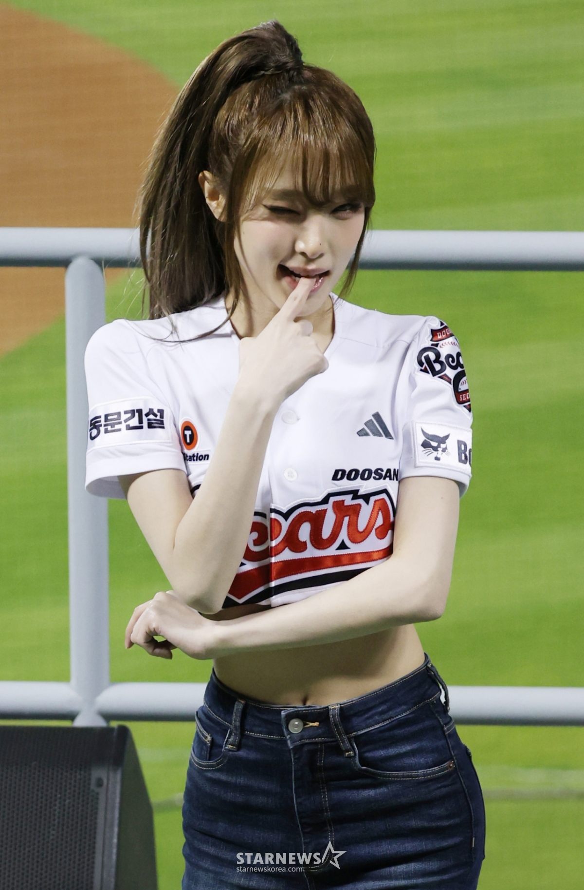 Матч Doosan Bears против Samsung Lions в лиге SOL KBO 2026 состоялся 28-го числа на бейсбольном стадионе Джамсиль в Сеуле.  Певица Чхве Йена (YENA) поднялась на трибуну по болельщикам во время чистки времени после броска в честь победы над Дусаном и показала потрясающую сцену. /Фото = Ким Джин Кён.jinkyung@