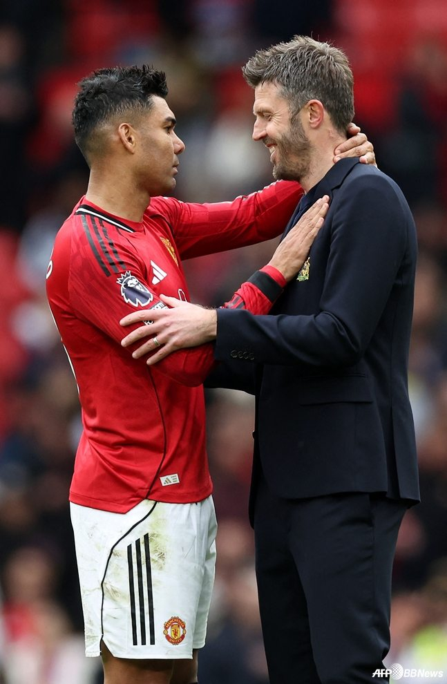 Casemiro (left) and Michael Carrick, Manchester United manager. /AFPBBNews=NEWS1
