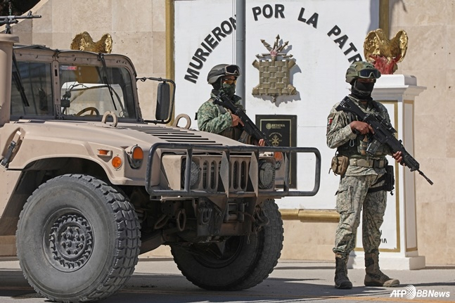 Mexican soldiers deployed on the streets. /AFPBBNews=NEWS1