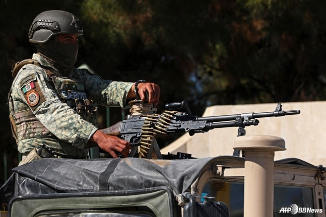 A Mexican soldier holding a firearm. /AFPBBNews=NEWS1