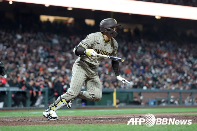 6日(韩国时间)，在美国旧金山甲骨文公园举行的2026 MLB常规赛与旧金山队的客场比赛中，圣地亚哥队的宋成文(右)正在击出安打。 =法新社BBNews=新闻1。