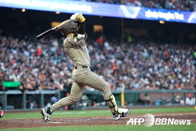 6日(韩国时间)，在美国旧金山甲骨文公园举行的2026 MLB常规赛与旧金山队的客场比赛中，圣地亚哥队的宋成文(右)正在击出安打。 =法新社BBNews=新闻1。