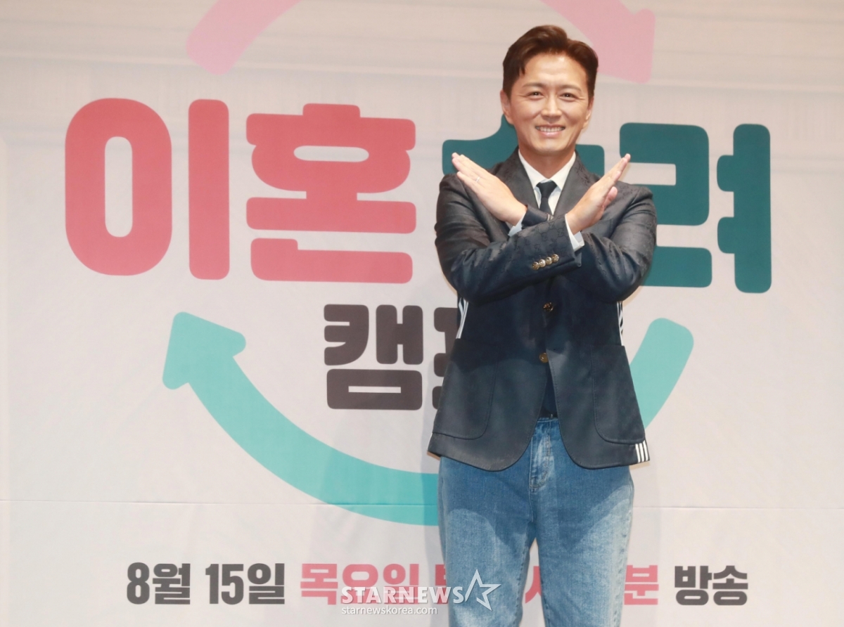 俳優チン·テヒョンが13日午前、ソウルラマダソウル新道林ホテルで行われたJTBC芸能「離婚熟慮キャンプ」製作発表会に参加しポーズを取っている。  人生をリフレッシュするための夫婦の話「離婚熟慮キャンプ」は15日に初放送される。 /2024.08.13 /写真=イ·ドンフン
