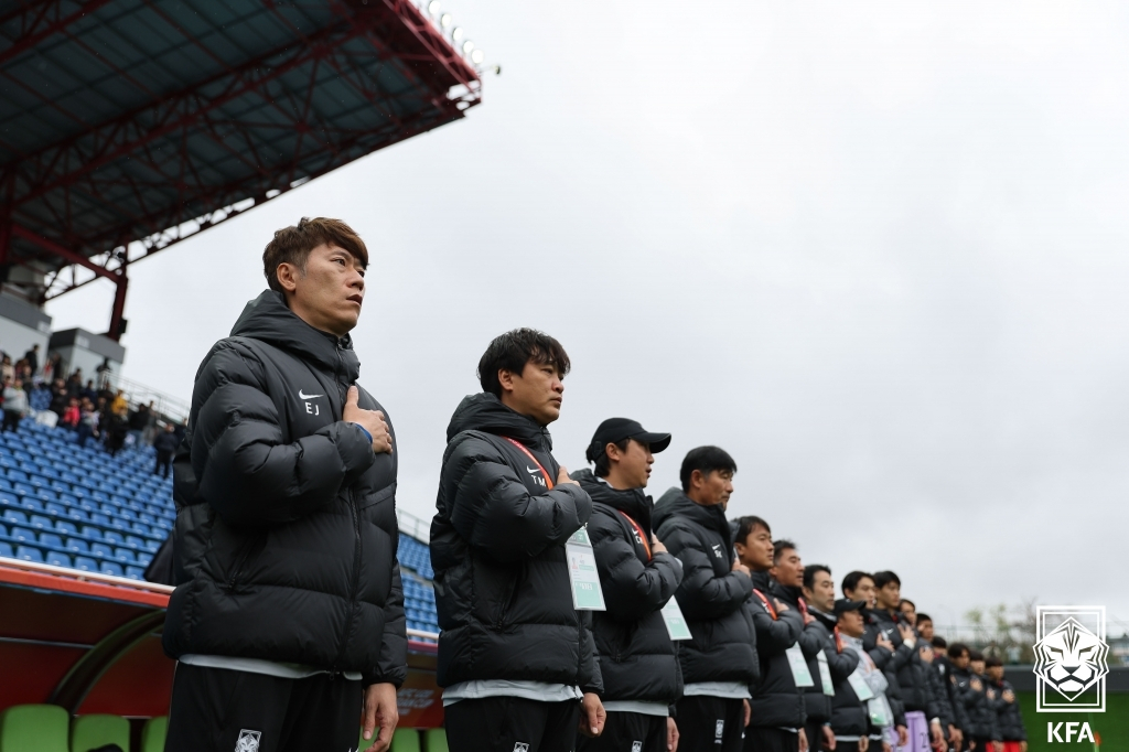 Coach Kim Eun-jung (left). /Photo=Korea Football Association