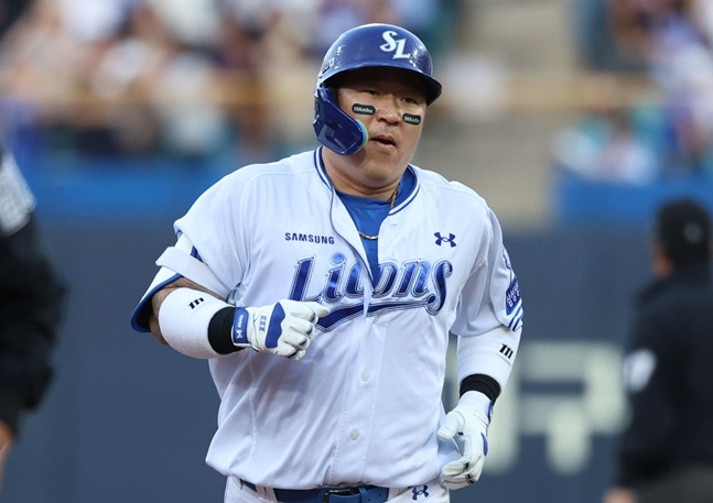 Choi Hyung-woo, người đã đánh một cú home run trong hiệp đầu tiên và tiếp tục chuỗi ba trận đấu liên tiếp. /Ảnh = Samsung Lions