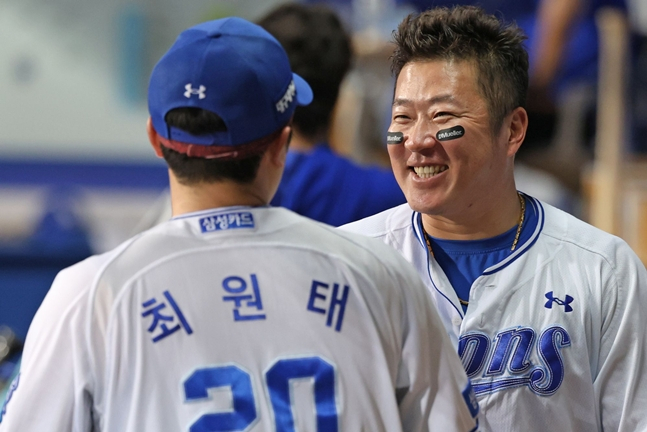 Choi Hyung-woo (phải) và Choi Won-tae (trái) vừa nói chuyện vừa cười ở dugout. /Ảnh = Samsung Lions