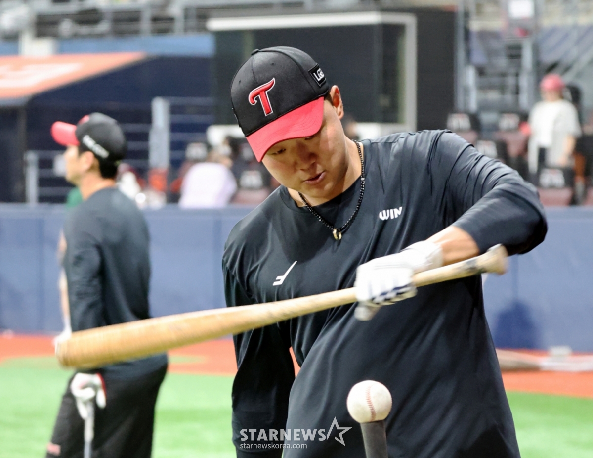 "Jamsil Big Boy" Lee Jae Won đang huấn luyện đánh bóng trước trận đấu giữa đội Kium Heroes và LG Twins diễn ra tại Gocheok Sky Dome vào ngày 4. /Ảnh = Phóng viên cao cấp Kang Young Jo