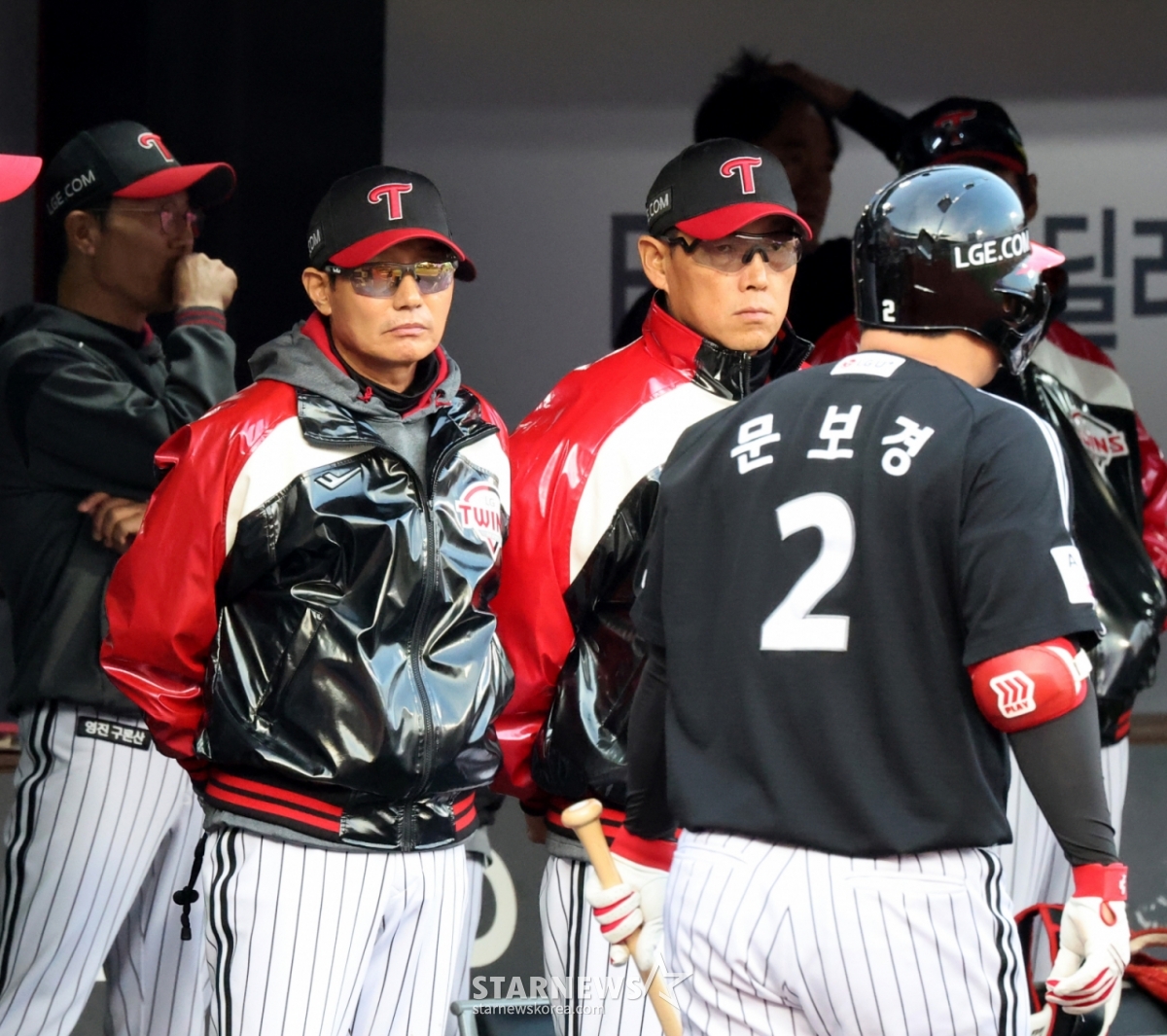 LG Yeom Kyung-yeop manager watches the top of the first inning of the 2026 KBO League LG Twins vs. KT Wiz game held at Suwon KT Wiz Park on the 28th. 2026.04.28. /Photo=Senior reporter Kang Young-jo
