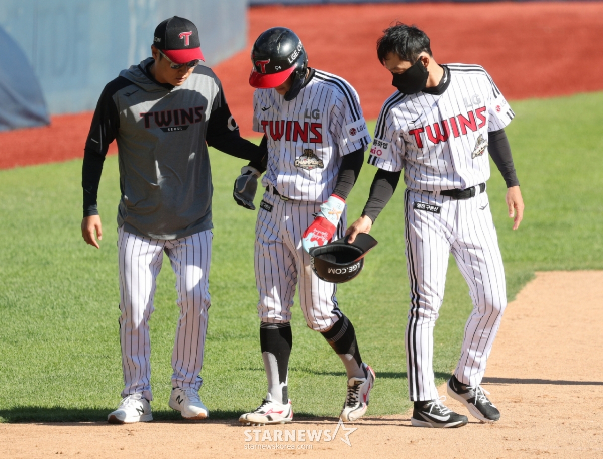 The 2026 Shinhan SOL KBO League LG Twins vs. Doosan Bears game was held on the 5th at Seoul Jamsil Baseball Stadium. LG pinch runner Choi Won-young (center), who was inserted as a runner for third base in the bottom of the seventh inning with one out and runners on first and third, is being immediately substituted for by Oh Ji-hwan after feeling an abnormality in his leg. /Photo=Chief correspondent Kim Jin-kyung