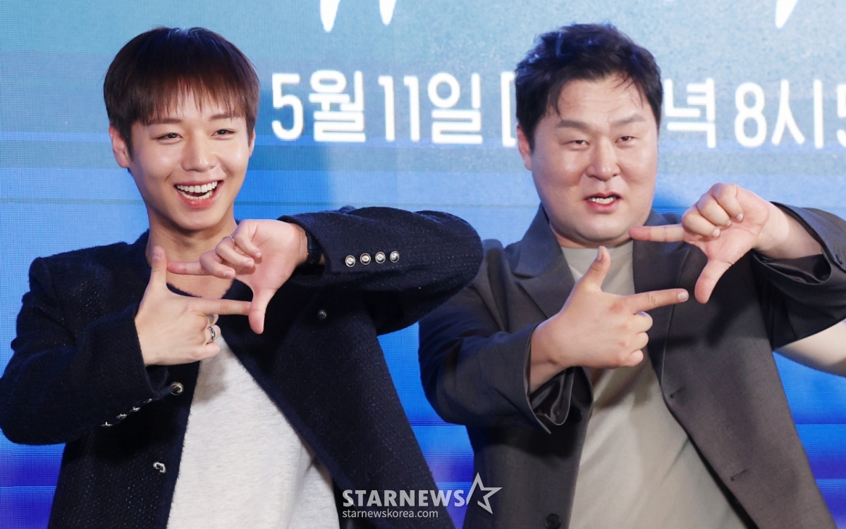 Actors Park Ji-hoon and Yoon Kyung-ho pose at the production presentation for the TVING drama "Becoming the Legend of the Cook," held on the 6th at the Pullman Ambassador Hotel in Jang-dong, Gwangjin-gu, Seoul. /2026.05.06 /Photo=Kim Hwi-seon hwijpg@